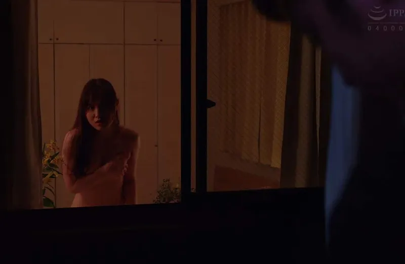 Em hotgirl cạnh nhà ông chồng gã chồng nhà bên thường xuyên thay đồ ở ngay cửa sổ